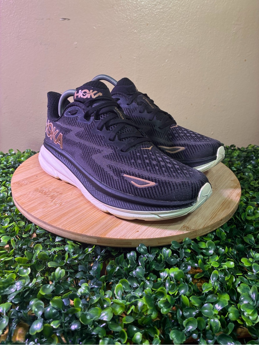 🔥 HOKA CLIFTON 9 ROSE GOLD BLACK ATHLETIC RUNNING SHOES WOMES SIZE 8.5 B